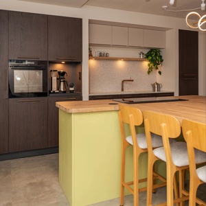 Meuble de bar de <span class=keywords><strong>cuisine</strong></span> moderne avec station à café intégrée, ensemble table et tabourets de bar en bois assortis - Product Image 1