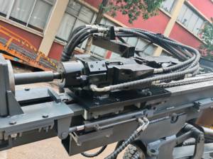 เครื่องเจาะหินแบบใช้เครื่องยนต์ดีเซลแบบพกพาขนาด 18 เมตร พร้อมหัวเจาะแบบ Deep Top Hammer ขนาด 33-89 มม. ใช้ระบบไฮดรอลิก พร้อมยางรถสำหรับงานบนถนน รวมถึงเครื่องยนต์ มอเตอร์ เกียร์ ลูกปืน และอุปกรณ์เจาะหิน - Product Image 6