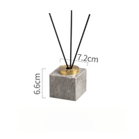 Diffuseur de parfum artisanal en marbre naturel, élégant, minimaliste, luxueux, avec logo personnalisé STONEKOCC, écologique, forme carrée, long