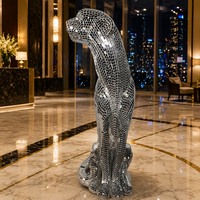 Sculpture de léopard sur pied en mosaïque de miroir argenté grandeur nature, faite à la main, statue animale brillante en miroir pour une présentation moderne et luxueuse sur le sol