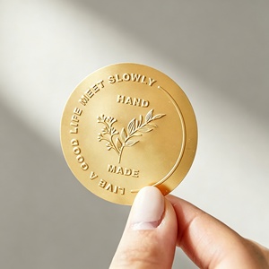 Etiqueta Redonda de Metal Hecha a Mano con Diseño Floral y Texto Inspirador para Manualidades y Regalos - Product Image 1