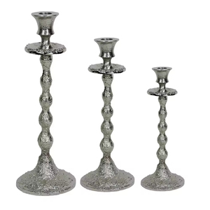 Portavelas de Aluminio Plateado de Lujo, Hechos a Mano, Modernos y Elegantes, para Decoración Navideña del Hogar y Hoteles - Product Image 1