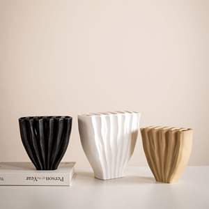 Jarrón de Cerámica Nórdica Esmaltada con Lantánido, Hecho a Mano, Diseño Minimalista Contemporáneo, Ecológico, para Agua - Product Image 6