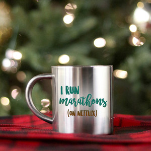 Taza Dorada y Plateada de Netflix con la frase: Corre maratones - Product Image 1