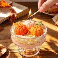 Kürbisförmige Duftkerze im Glasbecher mit Wachs-Schlagsahne-Überzug für Herbst, Thanksgiving und Heimdekoration