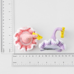 Pince à cheveux d'anniversaire en forme d'étoile à cinq branches dorée scintillante, faite main au crochet, motif elfe monstre - Product Image 4