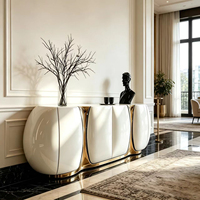 Buffet ovale incurvé en fibre de verre, finition ivoire brillant avec garniture dorée, armoire de rangement à 6 portes pour hall de luxe européen