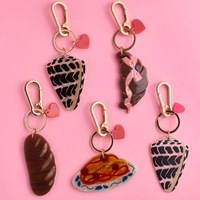 Groothandel Cartoon Acryl Sleutelhanger Bedel Fruit Bloem Golfkar Design Tas Charm Mode Metalen Karabijnhaak Sleutelring