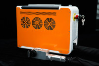 Machine de nettoyage laser avec extraction de poussière 100W 200W 300W, machine de nettoyage de la rouille au laser portable à fibre optique