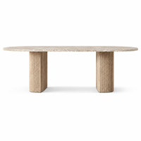 Table à manger moderne de luxe discret avec plateau en marbre travertin et piétement en chêne cannelé pour projet de design d'intérieur de villa et d'hôtel