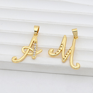 Pendentif de style hip-hop <span class=keywords><strong>avec</strong></span> 26 lettres <span class=keywords><strong>et</strong></span> <span class=keywords><strong>mots</strong></span> artistiques incrustés de zircon, en cuivre plaqué or - Product Image 4