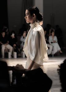 Nueva Colección ODM Ropa para Mujer, Conjunto CALLISTA COCOON CAPE Mison de Satén, Estilo Holgado, Lujoso y Artístico - Product Image 6