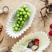 Grote capaciteit witte keramische fruit- en snack schaal, modern minimalistisch design voor voedseldecoratie