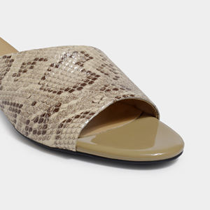 صندل نسائي مثير رائج للنوادي الليلية بكعب منخفض وطبعة جلد الثعبان البيج، تصميم عصري للصيف بمقدمة مربعة - Product Image 5