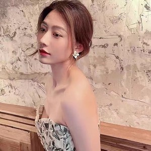 ต่างหูรูปโบว์โลหะผสมสำหรับผู้หญิง ประดับมุกและเพชรเม็ดเล็ก ดีไซน์ใหม่ ชุบทอง รูปทรงดอกไม้ทันสมัย - Product Image 3