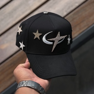 Cappellini da Baseball Personalizzabili con Ricamo 3D, Etichette Metalliche con Strass, Visiera in Cotone Scamosciato e Fodera in Raso - Product Image 1
