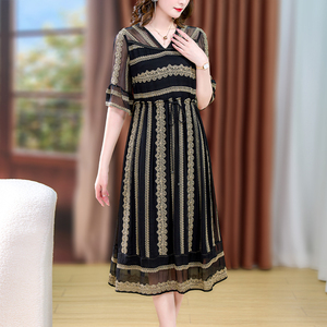 Boutique all'ingrosso abito estivo da donna ricamato alla moda con scollo a V manica svasata dolce stile Midi lunghezza Silhouette a-line - Product Image 6