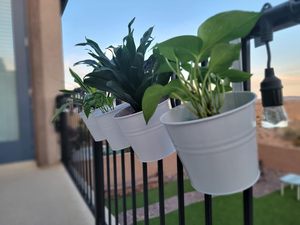 Paquete de 4 macetas de barandilla de Metal con recubrimiento en polvo de Color personalizable, macetas de jardín colgantes grandes y pequeñas para interiores y exteriores, maceta nueva - Product Image 5