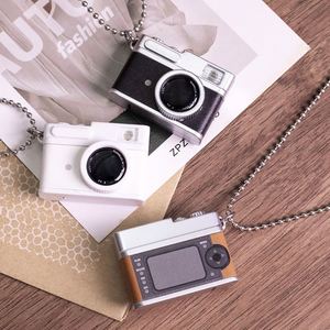 Porte-clés rétro lumineux en forme d'appareil photo, accessoires de sac pour hommes et femmes, pendentif de collier créatif et personnalisé - Product Image 2