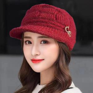 Chapeau tricoté d'hiver pour femmes, doublure en polaire chaude, style décontracté, casquette rouge avec épingle décorative - Product Image 1
