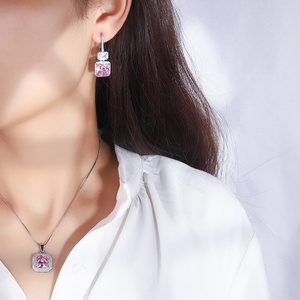 Vente en gros d'usine, ensemble de bijoux délicats et écologiques en cuivre avec zircon cubique rose 10*10MM pour femmes, look quotidien - Product Image 6