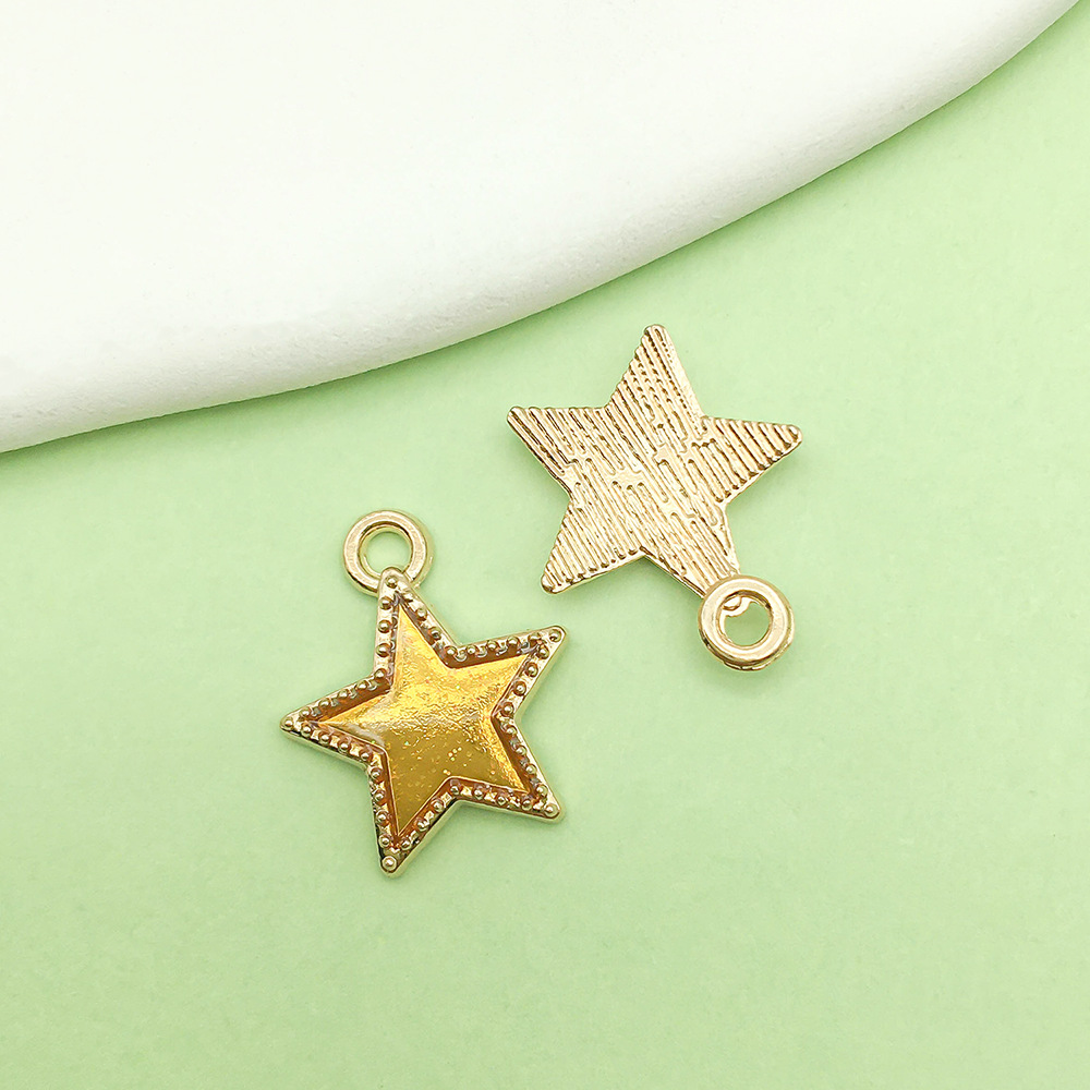 Una estrella amarilla de cinco puntas con gotas de aceite, 13*15 mm, 0,5 g, 13534