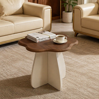 Table basse moderne en bois laqué à motifs pétales, avec bord arqué contrastant, tiroir dissimulé et panneau en verre technologique, pour salon