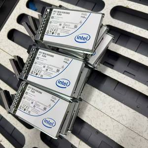 SSD interne d'entreprise Intel P5316 15,36 To 30,72 To 2,5'' U.2 PCIe 4.0 NVMe neuf, vitesse de lecture 701-800 Mo/s, cache 64 Mo - Product Image 2
