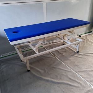 Cama de masaje de altura ajustable, azul, control manual, 220V, enchufable, para terapia, clínica, salón de belleza y spa. - Product Image 1