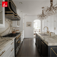 Allandcabinet – Meuble de cave à vin de luxe moderne blanc sur mesure, étagères en verre et laiton, armoires de cuisine