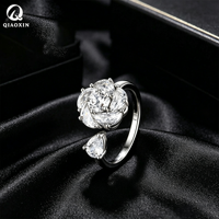 Bague anti-stress personnalisée en strass étincelants motif floral, bijou romantique et tendance pour femme, idéal comme cadeau.
