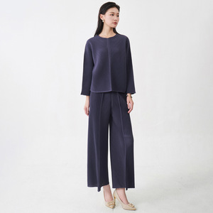 Camiseta Casual de Manga Larga con Cuello Redondo y Pliegues Texturizados para Mujer, Corte Regular, Verano/Invierno, 100% Poliéster, Ecológica y Moderna - Product Image 2