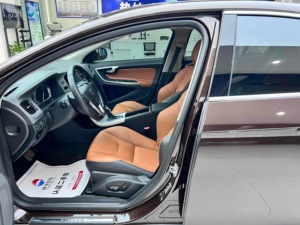 <span class=keywords><strong>Voiture</strong></span> d'<span class=keywords><strong>occasion</strong></span> 2017 pour <span class=keywords><strong>S60</strong></span> L 2.0T Turbo T5 Smart Drive Edition, conduite à gauche, intérieur foncé, sièges en cuir, pneus R17, automatique - Product Image 5