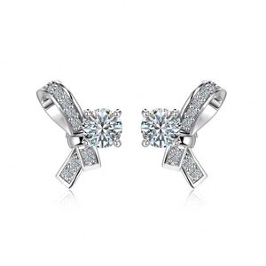 Boucles d'oreilles clous Dylam style classique en argent sterling 925 avec pierres de moissanite couleur D VVS1 et nœud papillon pour femmes et jeunes filles - Product Image 1