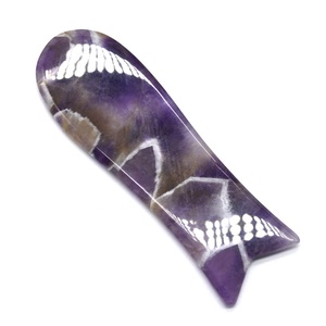 Fisch form Amethyst <span class=keywords><strong>Gua</strong></span> <span class=keywords><strong>Sha</strong></span> Gesichts kratz massage geräte Schönheit Hautpflege Stein <span class=keywords><strong>Gua</strong></span> <span class=keywords><strong>Sha</strong></span> Board zur Gesichts entspannung und Schmerz linderung - Product Image 1