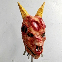 Masque facial tendance en latex pour cosplay d'Halloween, avec cornes de démon, coins vifs, cavités oculaires creuses, surface rugueuse et nez plissé