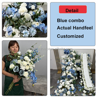Chemin de table floral lisse, arrangement floral, groupe de guirlandes de roses bleues et de fleurs blanches pour mariage et événements