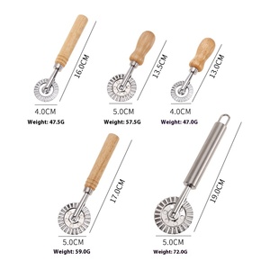 سكين بيتزا بعجلة تقطيع الكيك وقوالب البسكويت، أداة خبز طويلة بمقبض من خشب البلوط، توريد مباشر من المصنع - Product Image 3