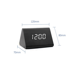 Horloges de table modernes à commande vocale, horloge numérique triangulaire personnalisée en bois avec écran LED, horloge de chevet pour la maison, fabriquée par le fabricant - Product Image 2