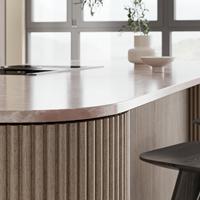 Projet de cuisine sur mesure avec îlot central en bois massif et plan de travail en marbre, fabrication directe d'usine