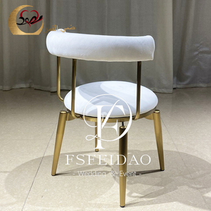 Silla de Hotel Moderna de Metal Dorado con Cojín Blanco, Patas Cónicas y Respaldo Sólido, Muebles Comerciales para Interiores - Product Image 2