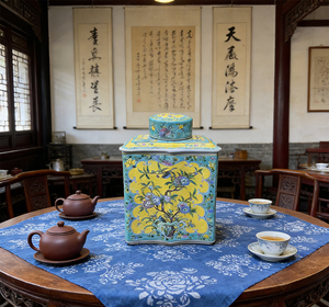 Jarrón Cuadrado Plano <span class=keywords><strong>de</strong></span> Cerámica con Tapa, <span class=keywords><strong>de</strong></span> Porcelana China Famille Rose, con Base Verde Turquesa y Motivos Florales y <span class=keywords><strong>de</strong></span> Aves en Panel Reservado - Product Image 3
