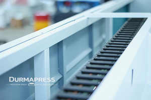 Macchina Scanalatrice Verticale a Gantry CNC Robusta con Bordo Minimo da 8mm 4000x1500 per Scanalatura di Piastre di Deviazione Ferroviaria - Product Image 2
