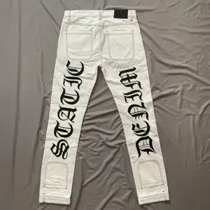 Перевернутый нижний патч вышивка белый дизайн собственный логотип поставщик джинсовой ткани Фабричный производитель мужские джинсы