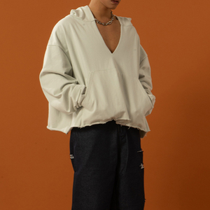 Sweat à capuche court pour homme en molleton 100% coton, coupe boxy, col en V profond, sans ourlet, avec broderie et impression, grammage lourd - Product Image 3