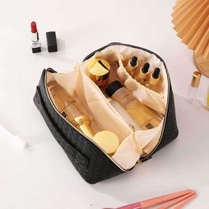 Organisateur de cosmétiques de voyage portable de grande capacité, sac de rangement pour maquillage en cuir imperméable personnalisé avec compartiments, idéal pour un cadeau - Product Image 5