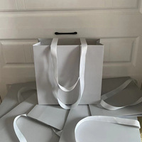 Spot-Großhandel Werbegeschenktüten Bekleidungsgeschäft Verstärkte Einkaufstaschen Weiße Kartontüten mit Band Schulterfreundlich Tragbar