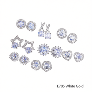 E785 Orecchini a lobo in oro bianco con cristalli a forma di stella, montatura a griffe, stile classico da donna per tutti i giorni - Product Image 1