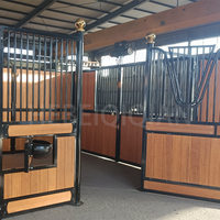 Système de box pour chevaux sur mesure 3m 3.5m 3.6m Surface revêtue de poudre HDG Écuries équestres Boîtes pour chevaux galvanisées avec portes à charnières