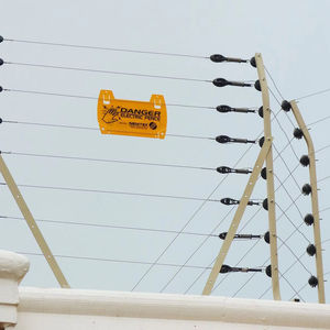 Высоковольтная электрическая система охранной сигнализации для дома с функцией защиты от взлома, включая зарядное устройство, провода и столбы для предотвращения вторжений - Product Image 1